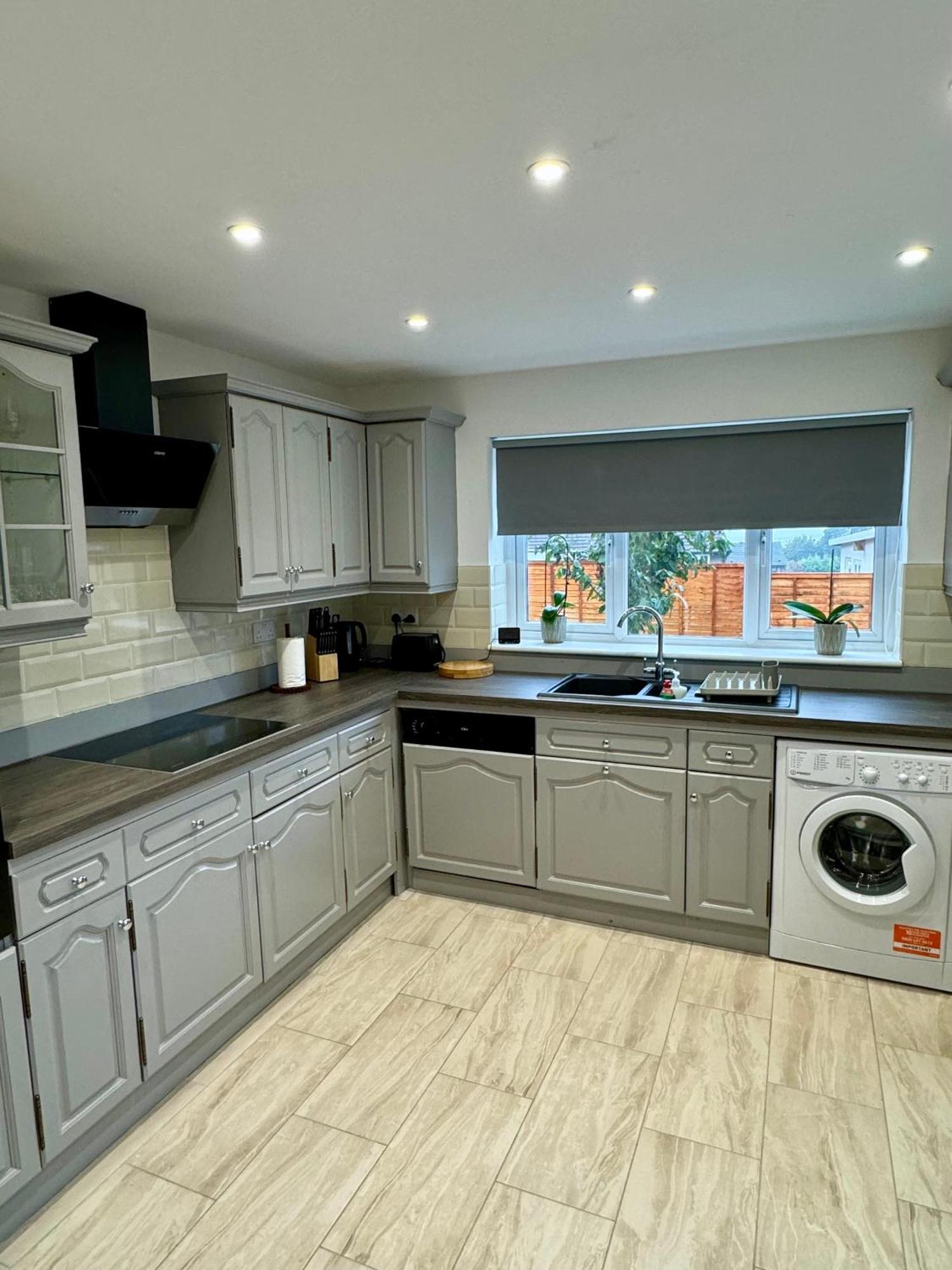Florina S House 4 Bedrooms Villa Rugeley Bagian luar foto